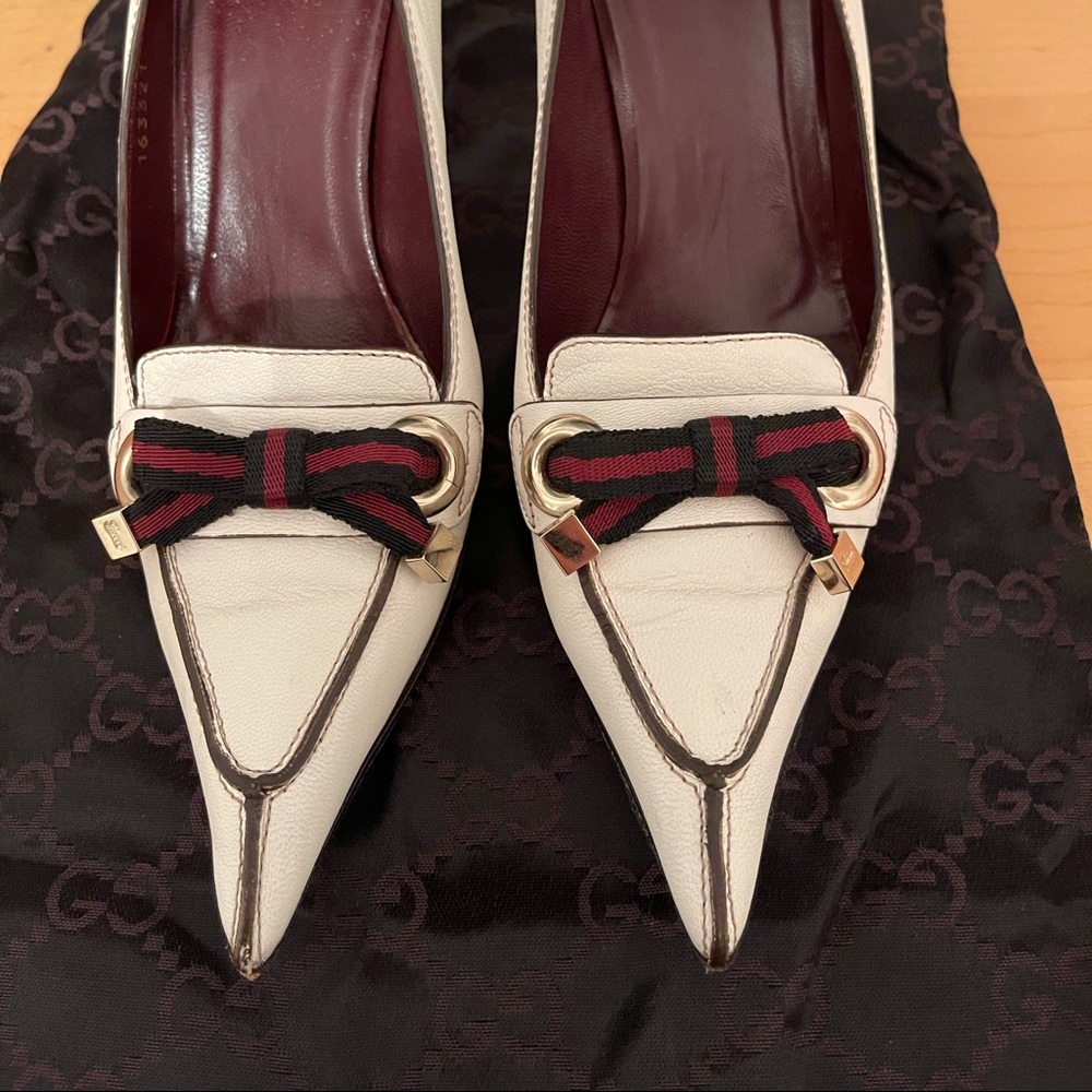 Gucci white leather pumps with red&blue bow with gold details.